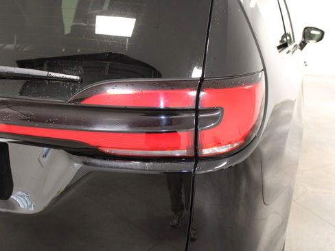 Used 2024 Chrysler Pacifica Touring-L image 12