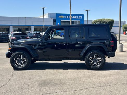 Used 2025 Jeep Wrangler Unlimited Sahara AWD/4WD image 2