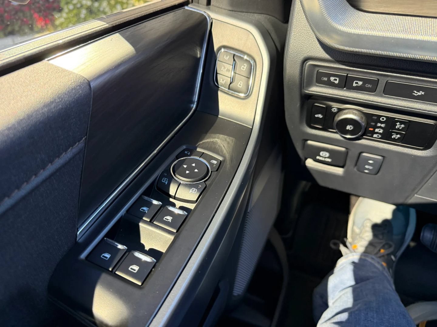 Used 2024 Ford F150 Lariat w/ Tow/Haul Package AWD/4WD image 25