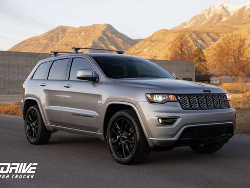 Used 2021 Jeep Grand Cherokee Laredo X image 1