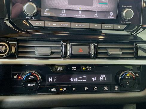 Used 2022 Nissan Pathfinder SV image 13