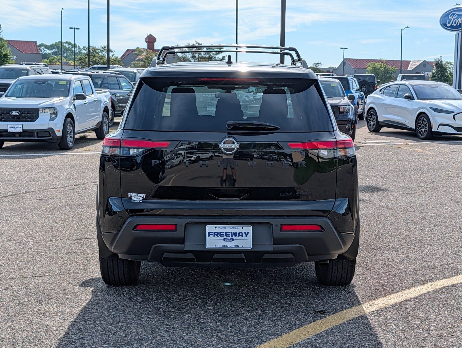 Used 2023 Nissan Pathfinder SV w/ Black Appearance Package AWD/4WD image 4