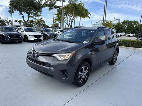 Used 2017 Toyota RAV4 LE FWD image 9
