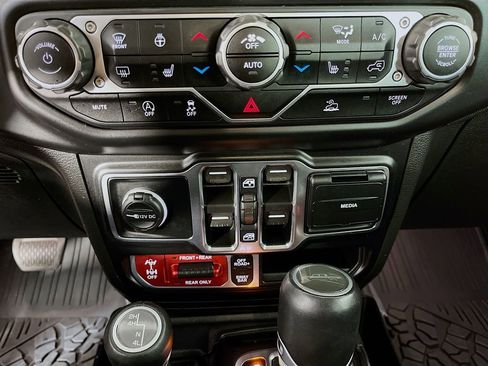 Used 2022 Jeep Gladiator Rubicon w/ Cold Weather Group AWD/4WD image 22