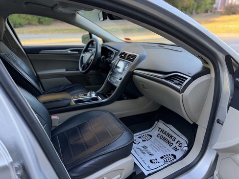 Used 2019 Ford Fusion SE image 16