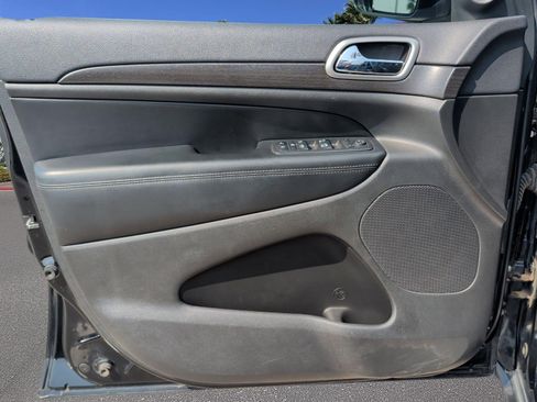 Used 2018 Jeep Grand Cherokee Laredo image 8