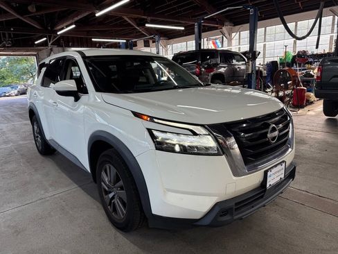 Used 2022 Nissan Pathfinder S AWD/4WD image 5