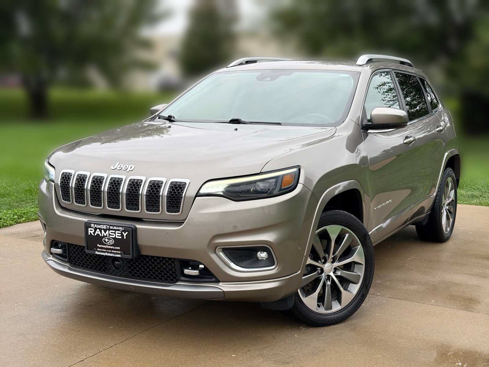 Used 2019 Jeep Cherokee Overland w/ Technology Group AWD/4WD image 1