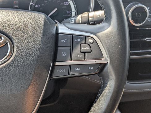 Used 2022 Toyota Highlander XLE AWD/4WD image 19