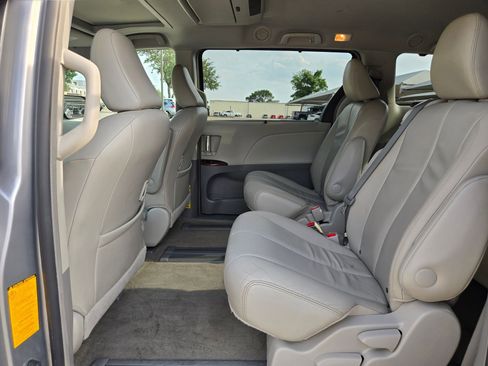 Used 2013 Toyota Sienna XLE w/ Entertainment Pkg FWD image 15