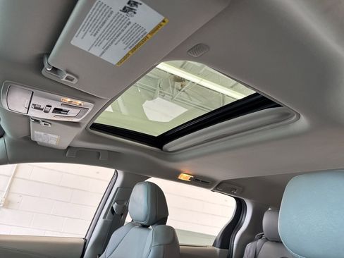 Used 2022 Toyota Sienna XLE w/ XLE Plus Package FWD image 17