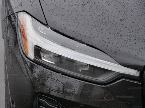 Used 2022 Volvo XC60 B6 R-Design w/ Advanced Package image 16