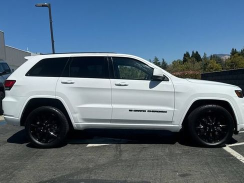 Used 2022 Jeep Grand Cherokee Laredo X AWD/4WD image 3