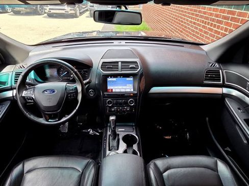 Used 2017 Ford Explorer XLT w/ Equipment Group 202A AWD/4WD image 13