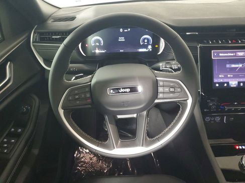 New 2025 Jeep Grand Cherokee L Laredo image 14