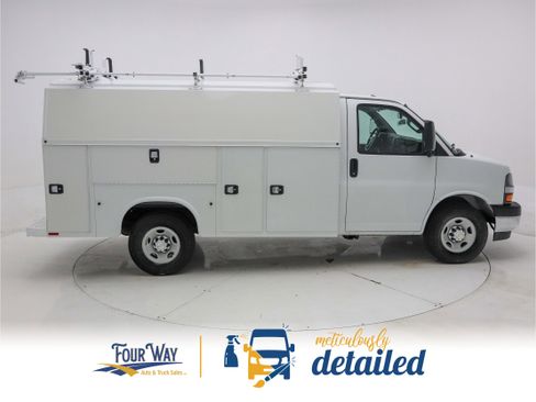 Used 2017 Chevrolet Express 3500 image 2