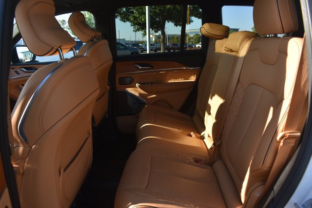 Used 2023 Jeep Grand Cherokee Summit AWD/4WD image 16