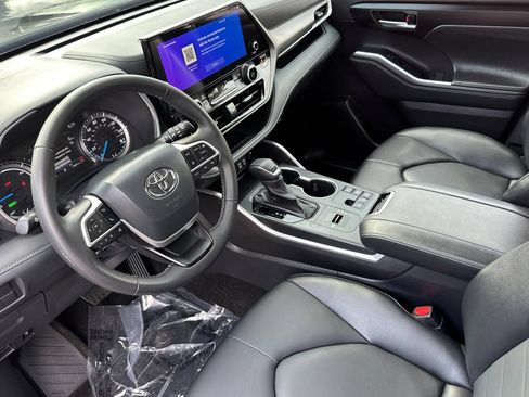 Certified 2025 Toyota Highlander XLE AWD/4WD image 10