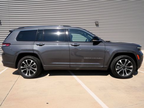 Used 2022 Jeep Grand Cherokee L Overland w/ Luxury Tech Group IV AWD/4WD image 2