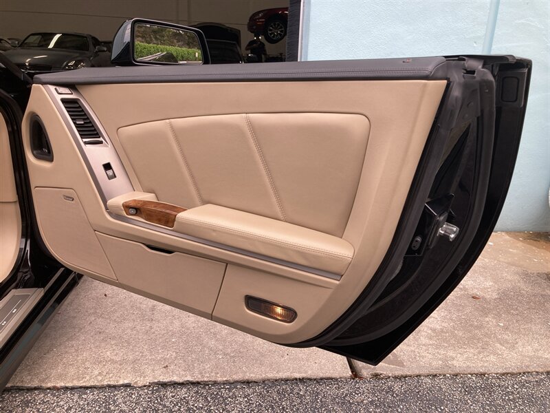 Used 2009 Cadillac XLR RWD image 29
