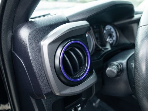 Used 2017 Toyota Tacoma TRD Off-Road image 32