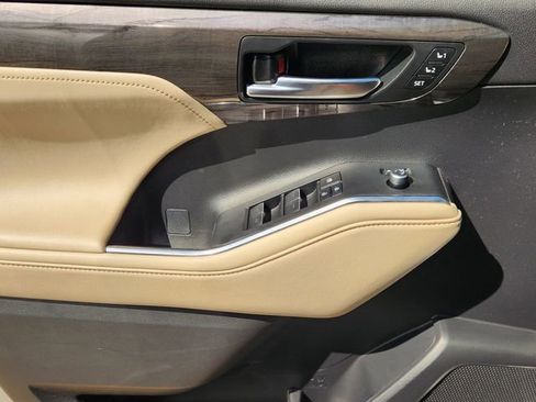 Used 2023 Toyota Highlander Limited FWD image 16