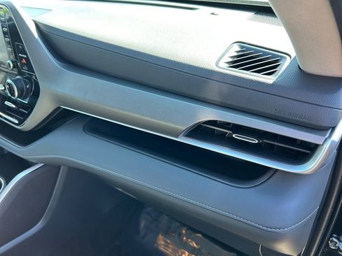 Used 2022 Toyota Highlander XLE image 26