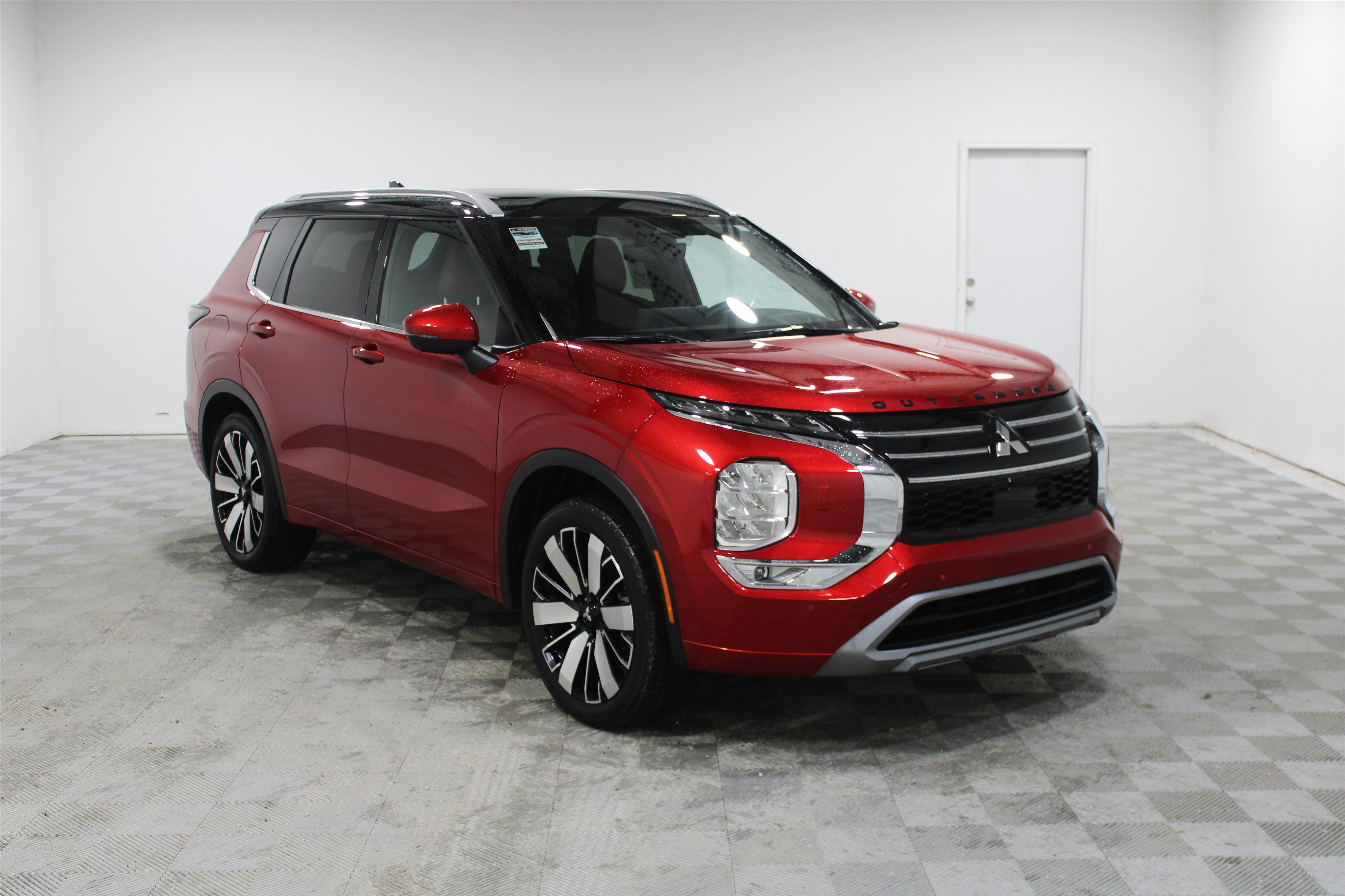 Used 2025 Mitsubishi Outlander AWD image 1