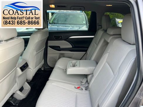 Used 2016 Toyota Highlander Plus FWD image 9