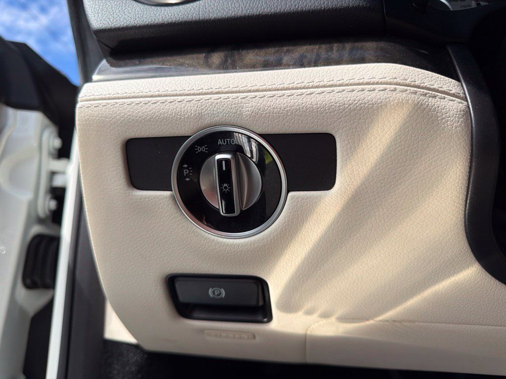 Used 2015 Mercedes-Benz SL 550 image 23