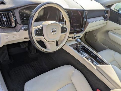 Used 2021 Volvo XC60 T5 Momentum w/ Premium Package image 9