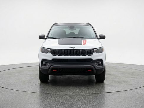 Used 2025 Jeep Compass Trailhawk AWD/4WD image 2