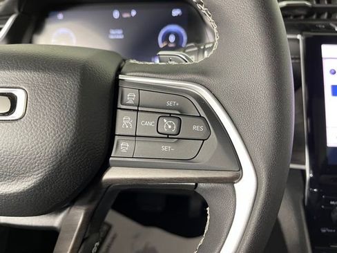 Used 2025 Jeep Grand Cherokee Limited AWD/4WD image 22