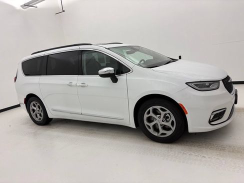 Used 2023 Chrysler Pacifica Limited FWD image 1