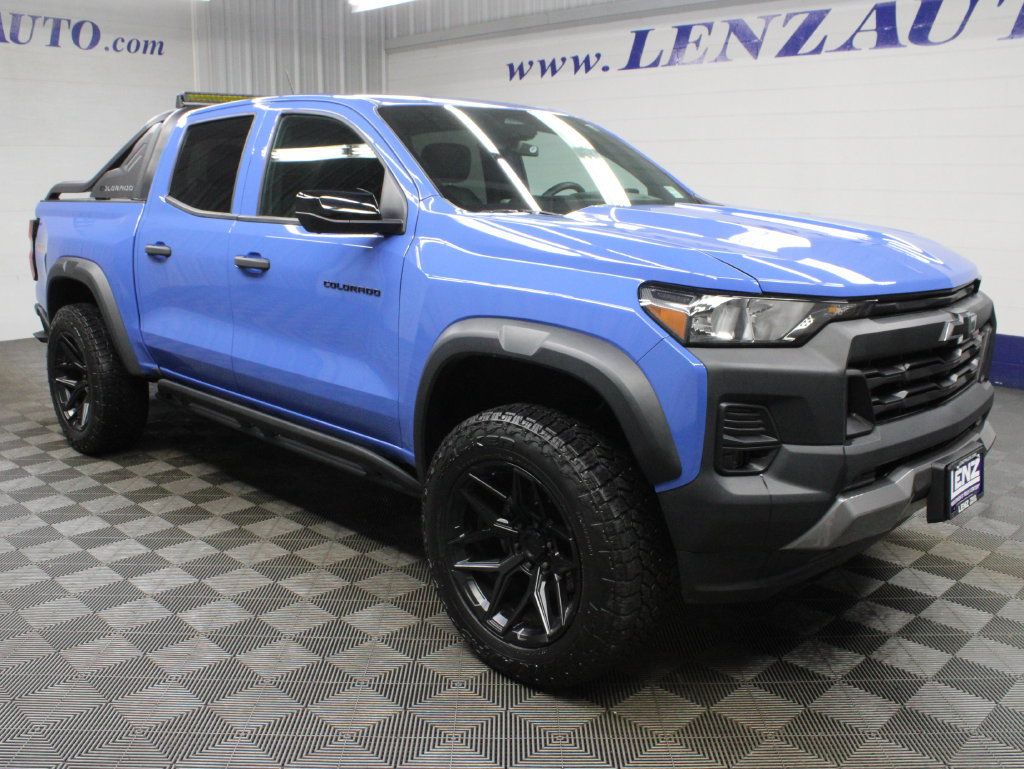 Used 2025 Chevrolet Colorado Trail Boss w/ Midnight Edition AWD/4WD image 5