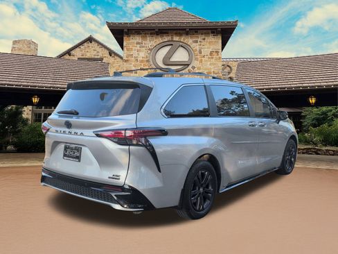 Used 2024 Toyota Sienna AWD image 2