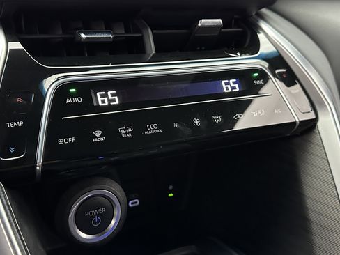 Used 2023 Toyota Venza XLE image 12