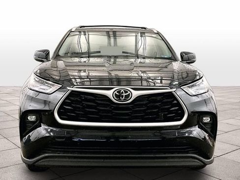 Used 2022 Toyota Highlander XLE AWD/4WD image 3
