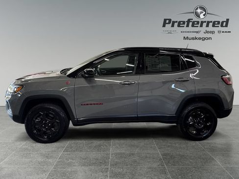 Used 2023 Jeep Compass Trailhawk w/ Trailhawk Convenience Group AWD/4WD image 9