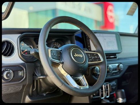 Used 2025 Jeep Wrangler Unlimited Sahara AWD/4WD image 12