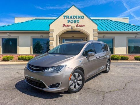 Used 2018 Chrysler Pacifica Limited w/ Advanced Safetytec Group FWD image 2
