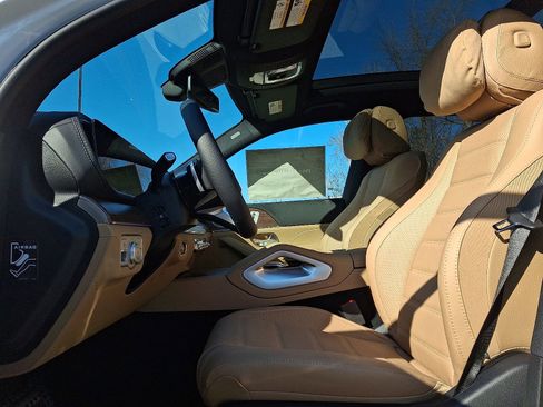 New 2026 Mercedes-Benz GLS 580 4MATIC image 9