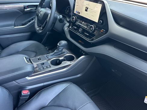 Certified 2026 Toyota Highlander Platinum AWD/4WD image 17