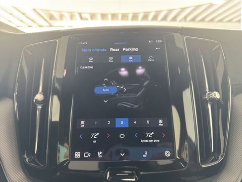 Used 2023 Volvo XC60 B5 Ultimate w/ Climate Package image 21