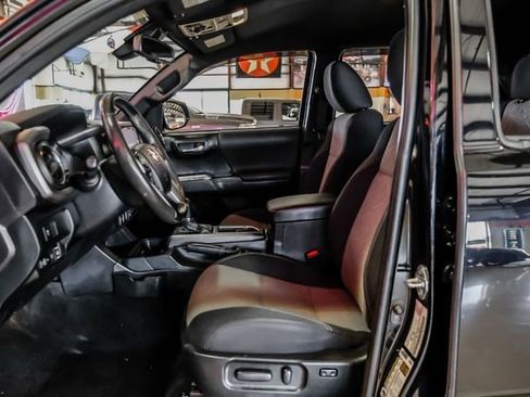 Used 2022 Toyota Tacoma TRD Off-Road image 6