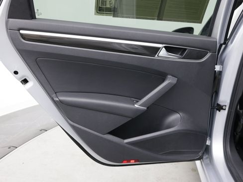 Used 2018 Volkswagen Passat 3.6 FWD image 30