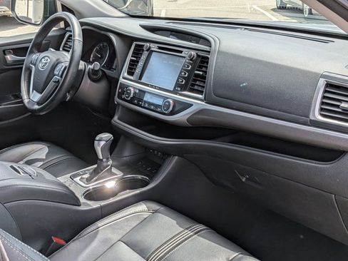 Used 2017 Toyota Highlander SE w/ Carpet Mat Package AWD/4WD image 25