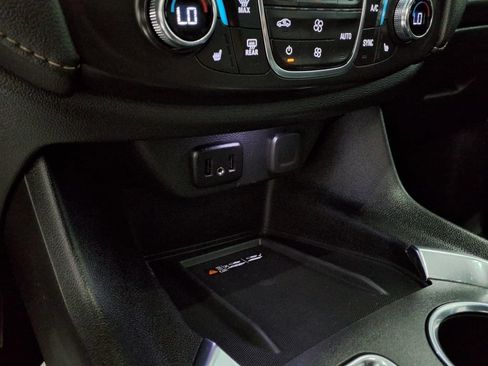 Used 2023 Chevrolet Traverse LT FWD image 9