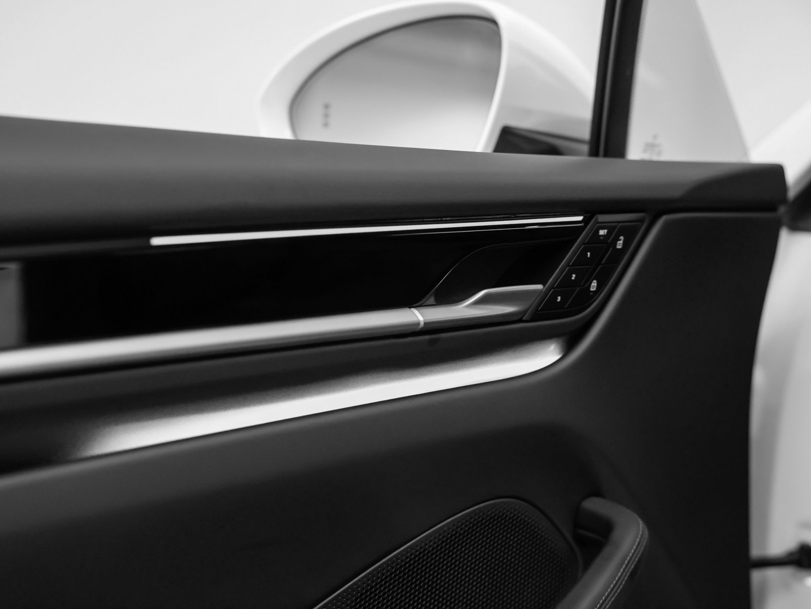 Certified 2025 Porsche Macan 4S Electric AWD/4WD image 26
