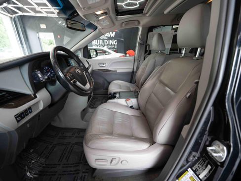 Used 2017 Toyota Sienna XLE Premium FWD image 9